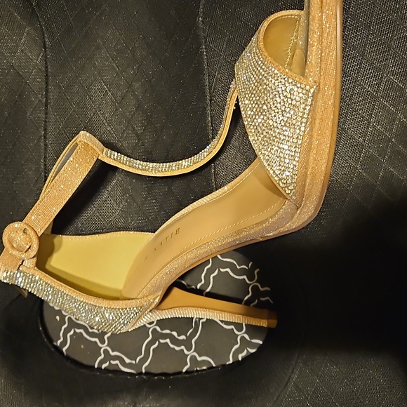 Beautiful t strap heel with embellishments - Picture 4 of 4